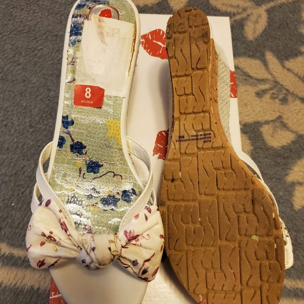 Two Lips Platform Sandal - Picture 3 of 4